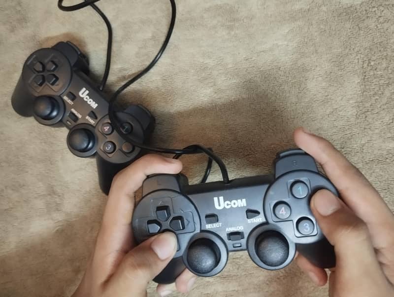 Ucom Wired USB Game Controllers (Pair) 1