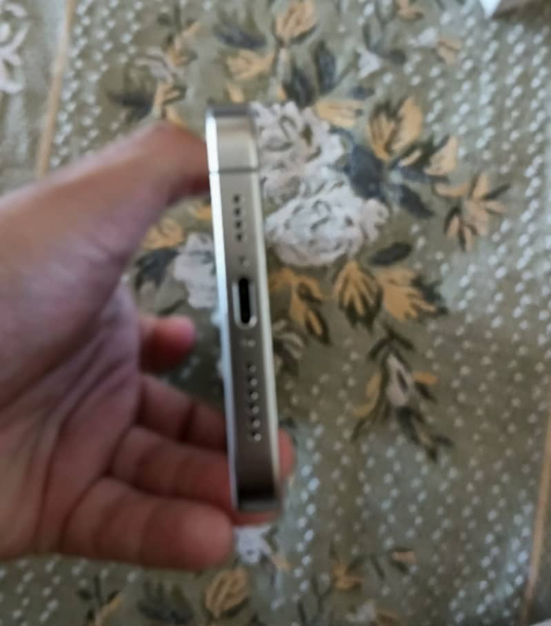 Apple iPhone 15 Pro Max 6