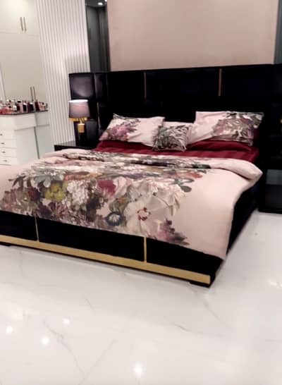 king size double bed with side tables