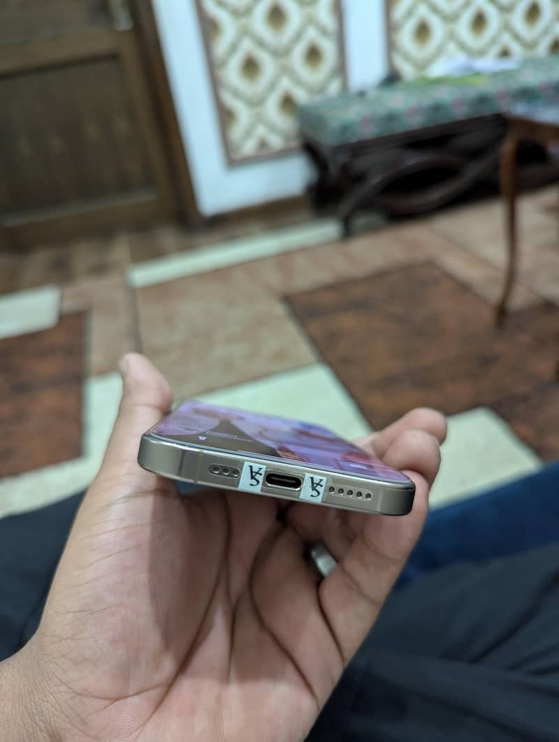 Apple iPhone 16 Pro 3