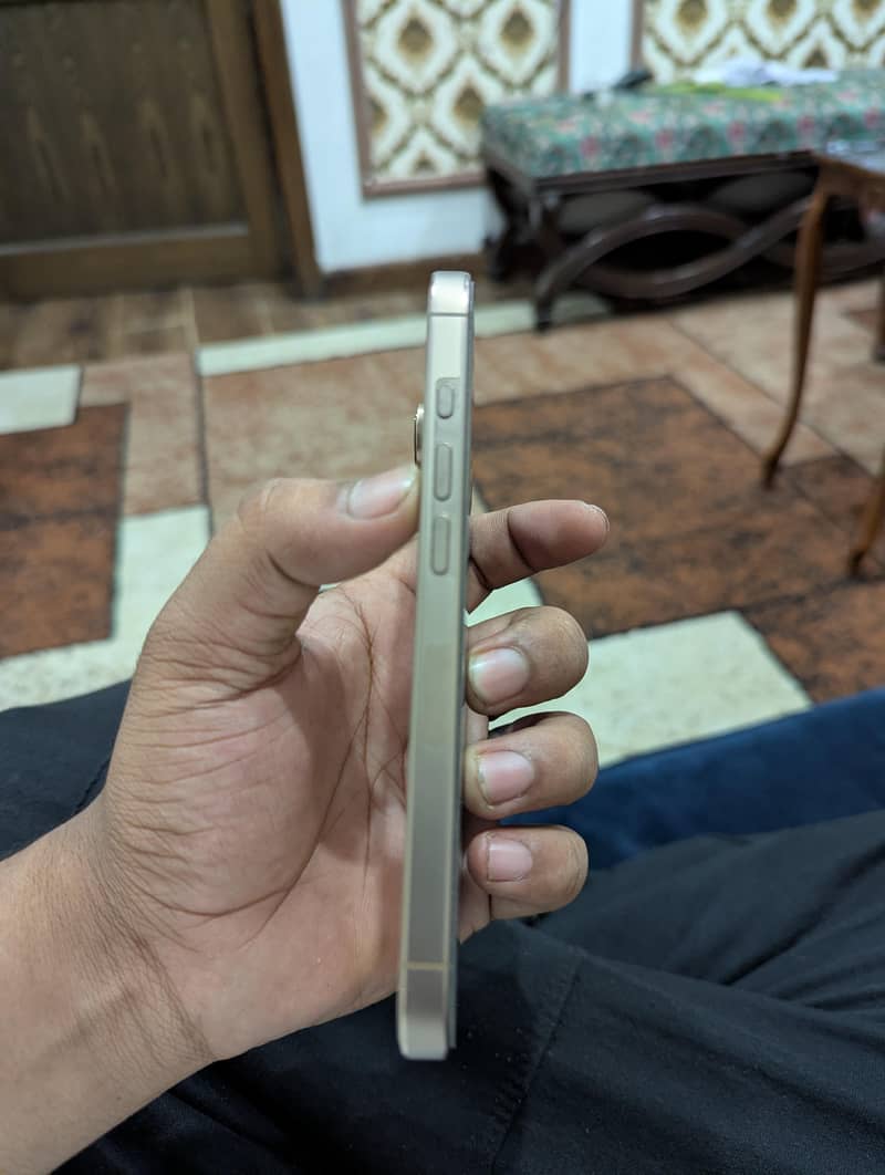 Apple iPhone 16 Pro 4