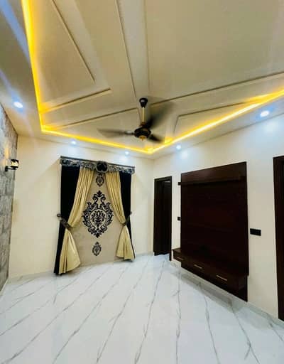 Prime Location 10 Marla House In Central Wapda Town For rent