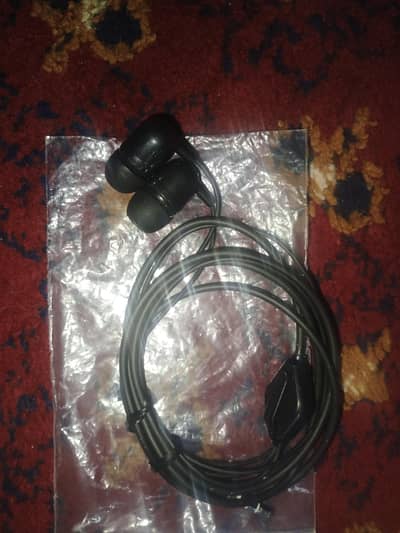 **Premium Handsfree – Clear Sound, Deep Bass & Stylish Design**an