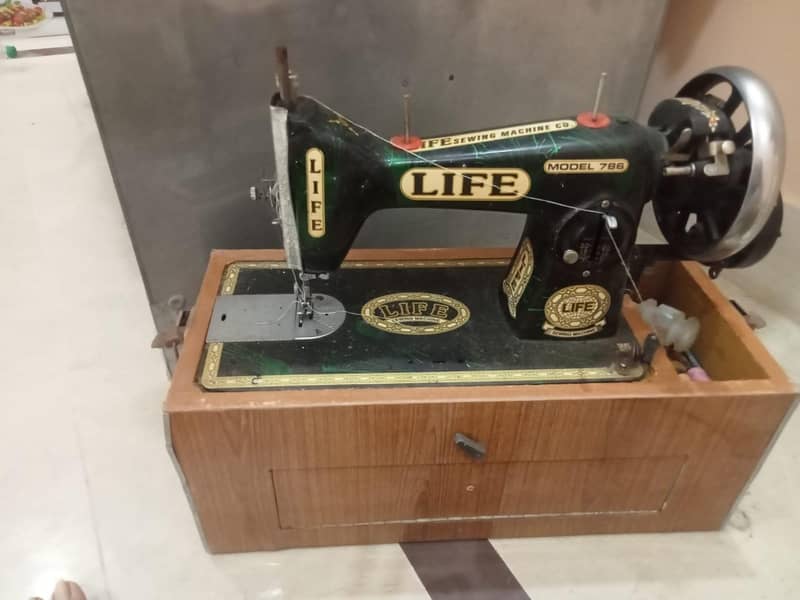 Almost new sewing machine 0