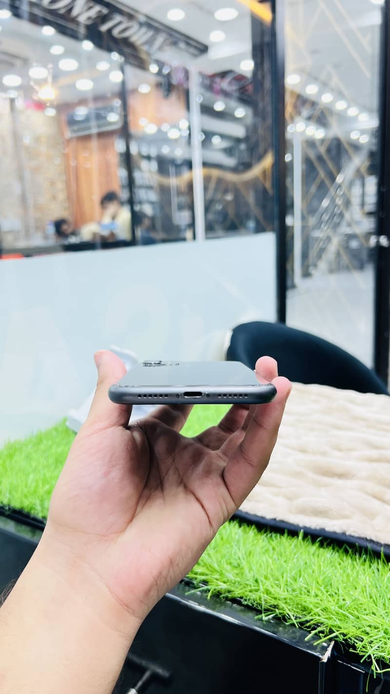 Apple iPhone 11 4