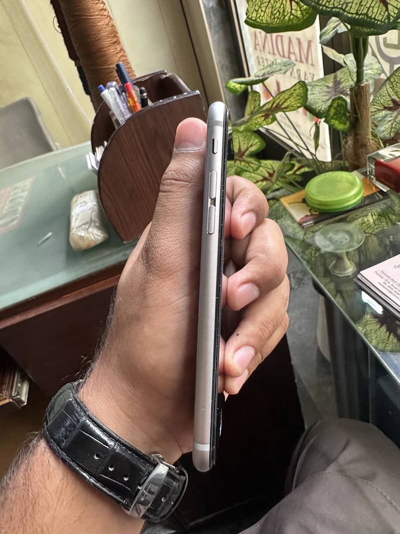 Apple iPhone 6S 1