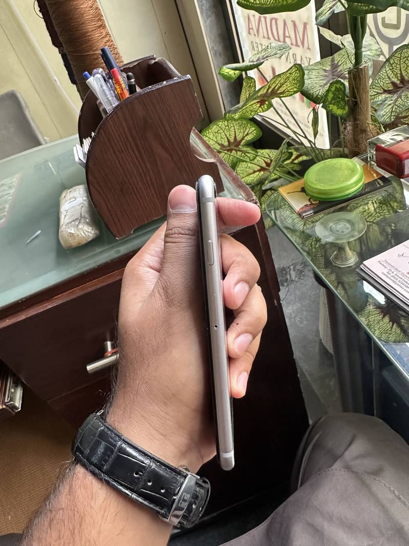 Apple iPhone 6S 4