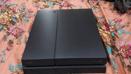 Ps4 fat 500 gb with 2 controllers and 8 games installed