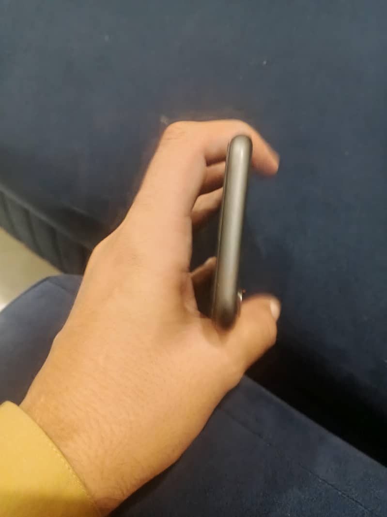 Apple iPhone 11 4