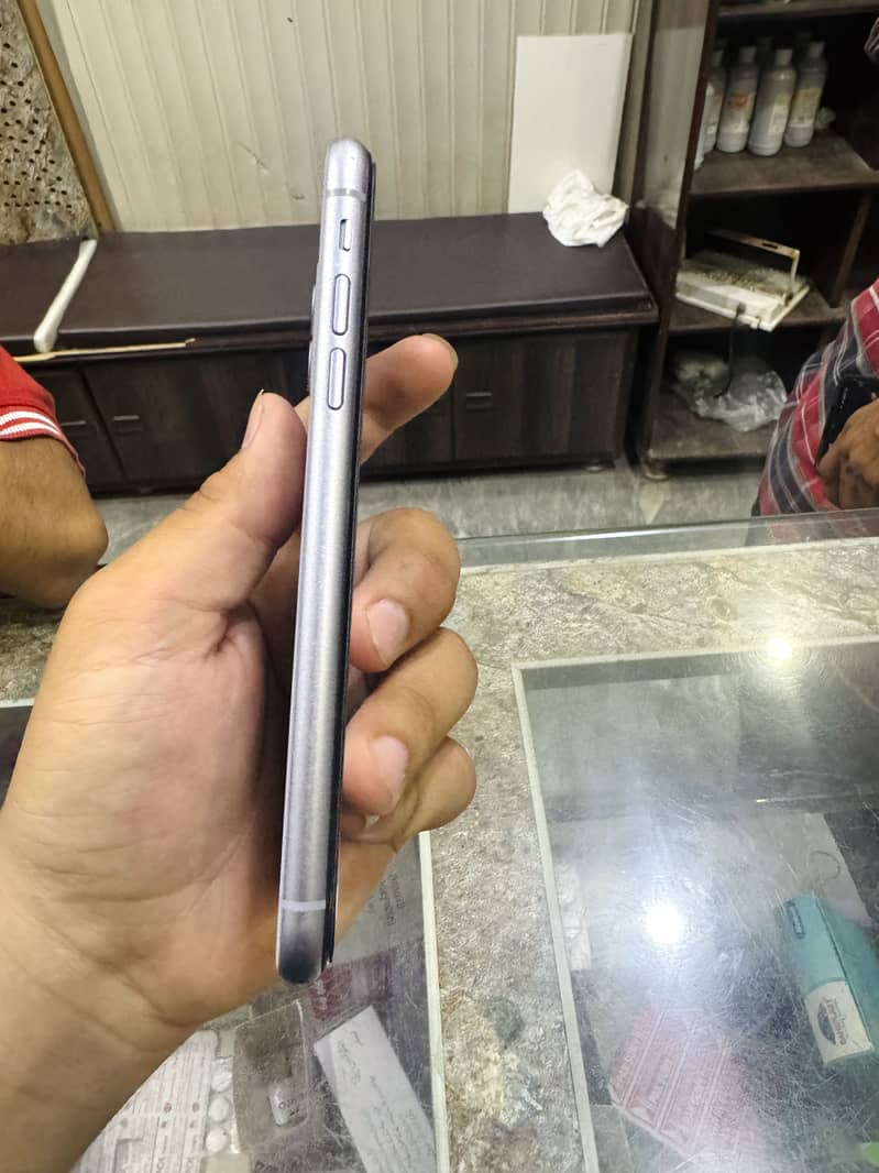 Apple iPhone 11 3
