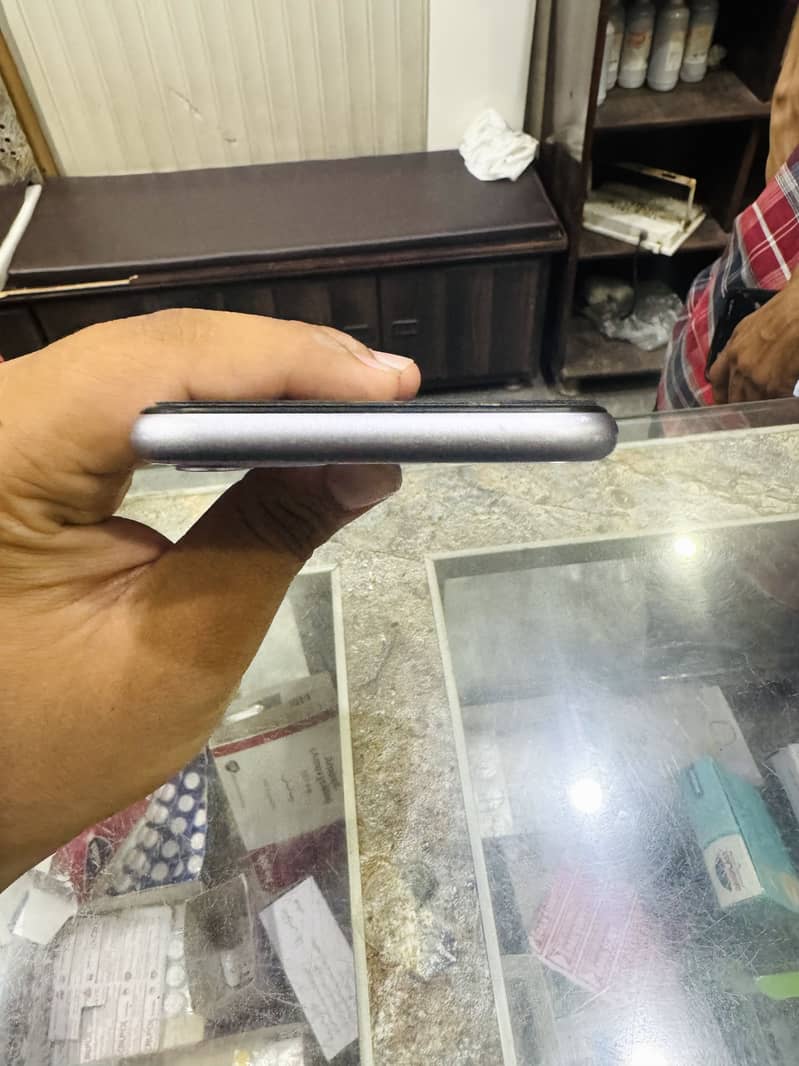 Apple iPhone 11 4