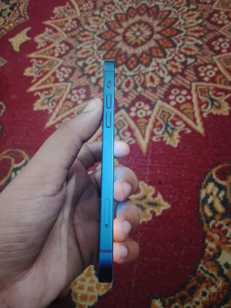 Apple iPhone 12 4