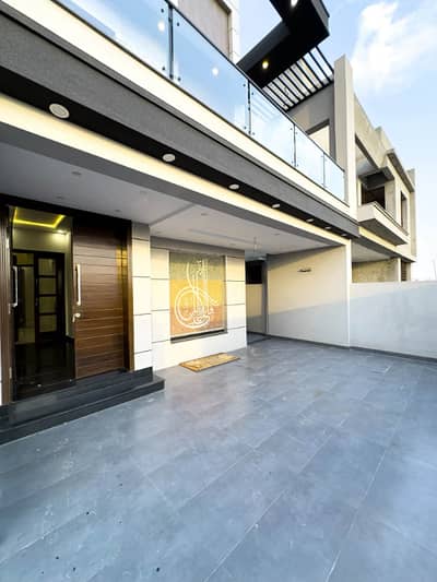 10 Marla lower Portion for rent hot location bahria town Lahore
