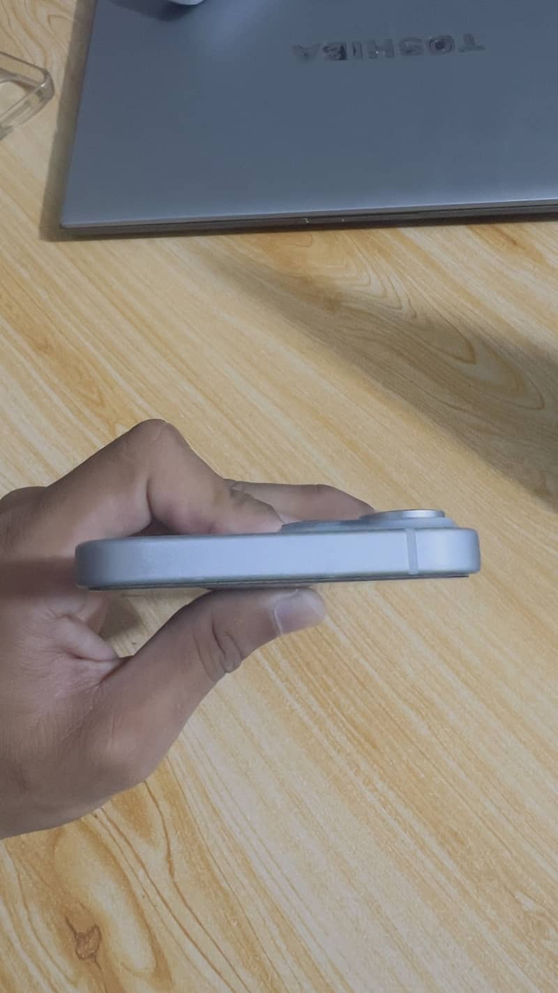 Apple iPhone 15 4
