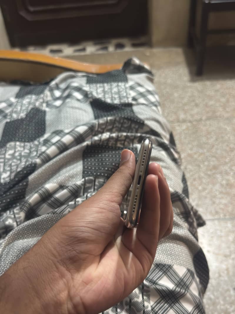 Apple iPhone X 5