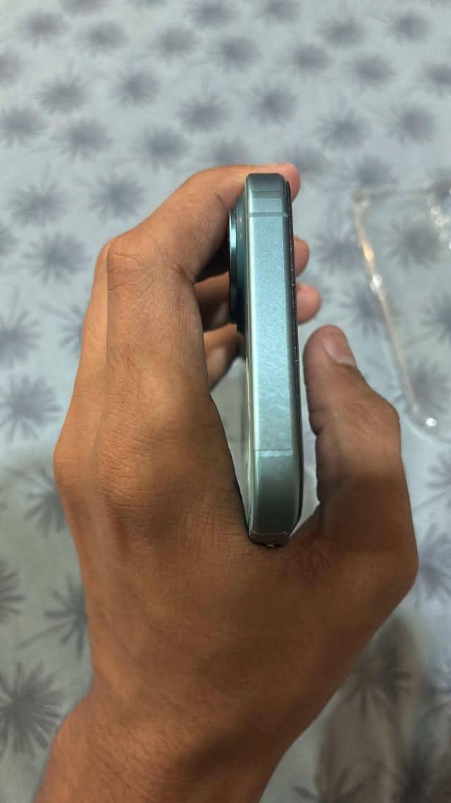 Apple iPhone 16 3
