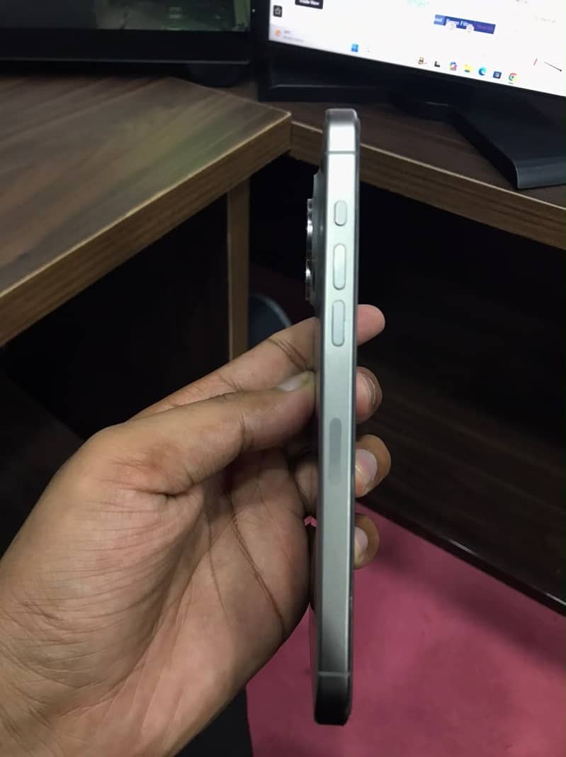 Apple iPhone 15 Pro Max 2