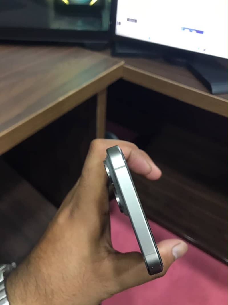 Apple iPhone 15 Pro Max 4