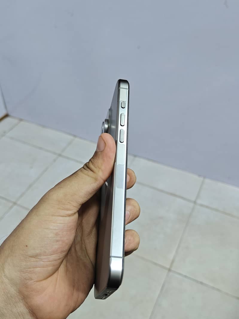 Apple iPhone 15 Pro Max 4