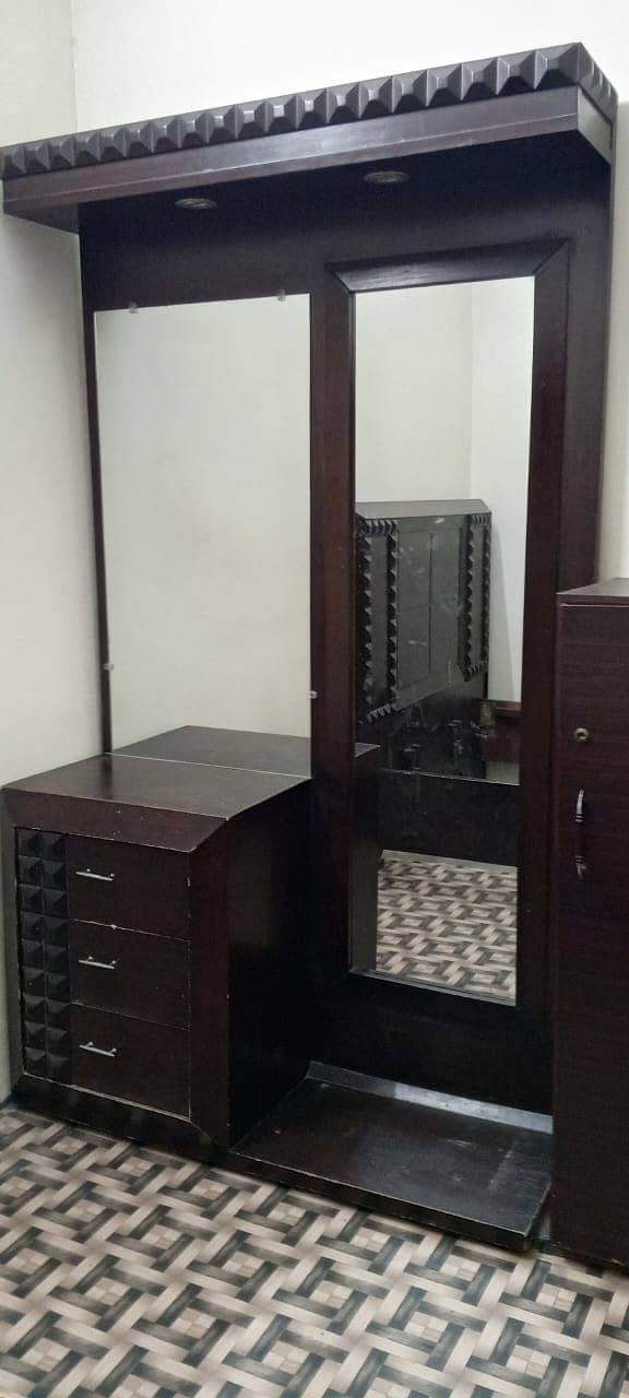 Dressing table for Sale 0