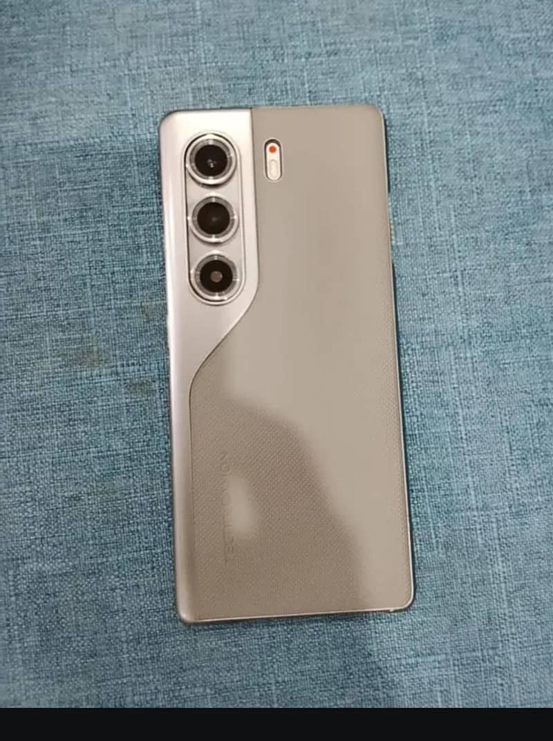 Tecno CAMON 40 Pro 1