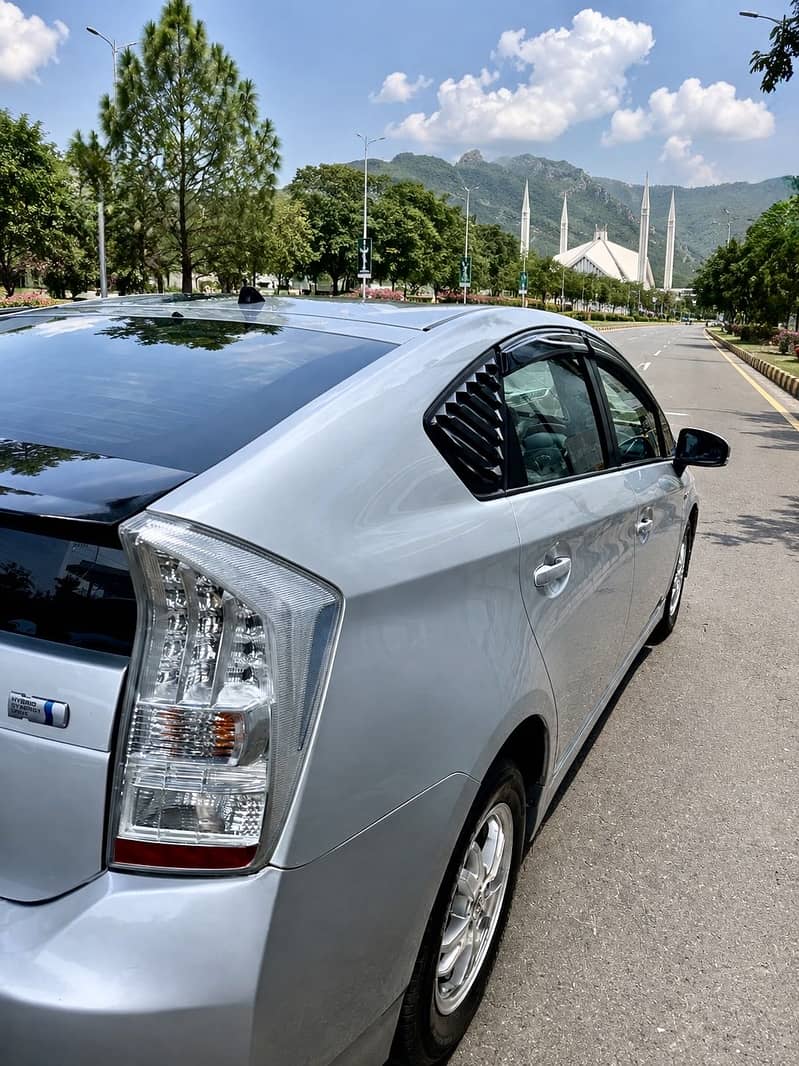 Toyota Prius 2011 3