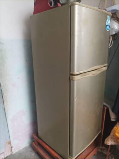 I am selling my Dawlance refrigerator condition pics me dekh sakhty he