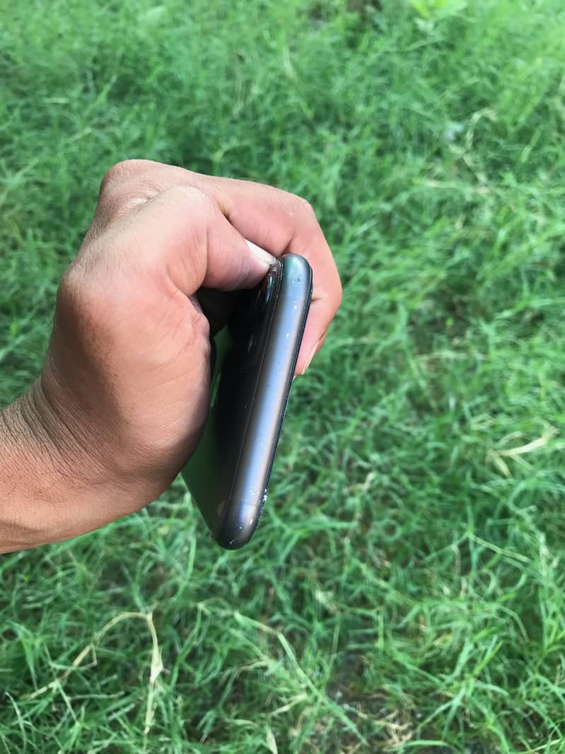 Apple iPhone 11 4
