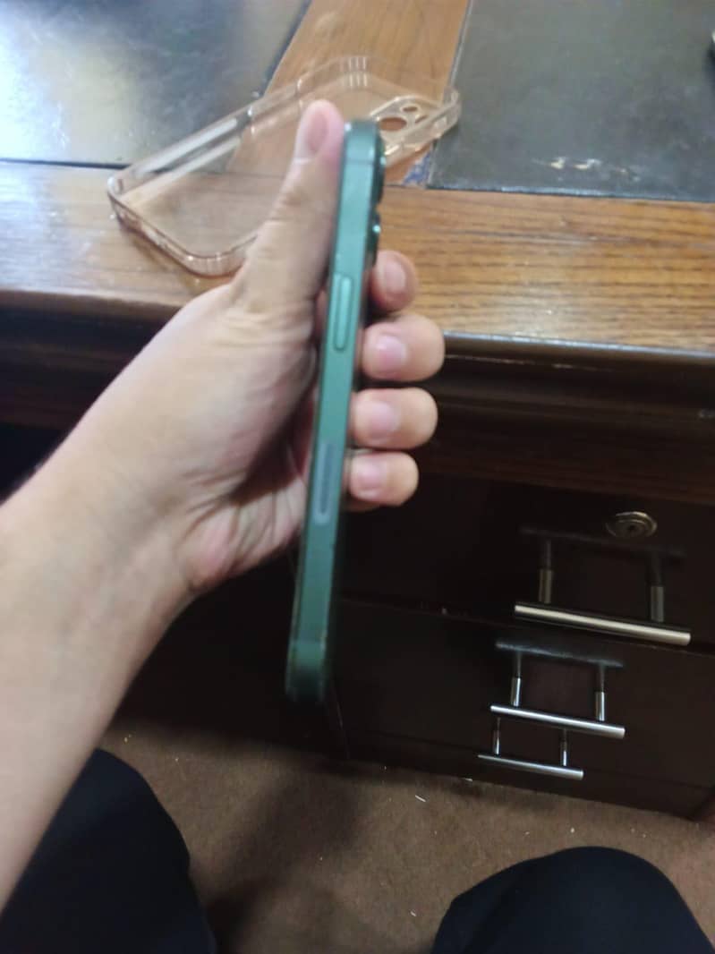 Apple iPhone 13 5