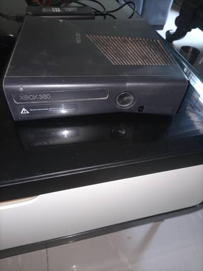 Xbox 360 slim 250GB-Full hard Drive full of games -wireless controller