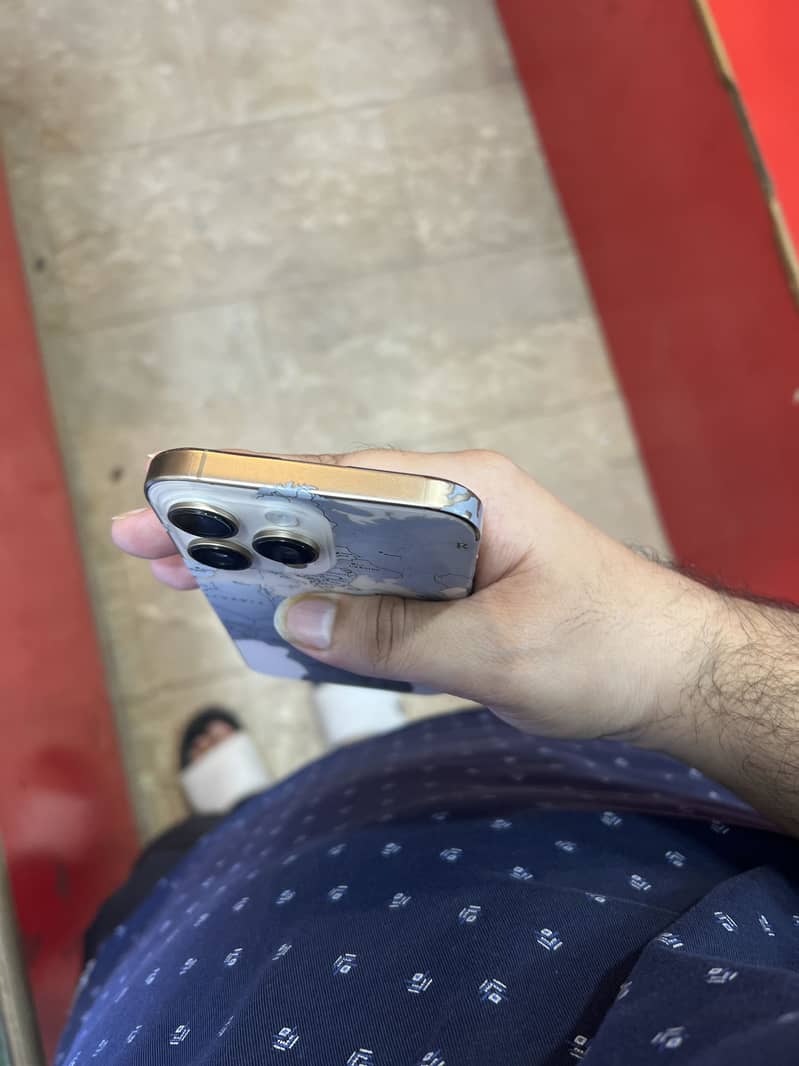 Apple iPhone 16 Pro Max 2