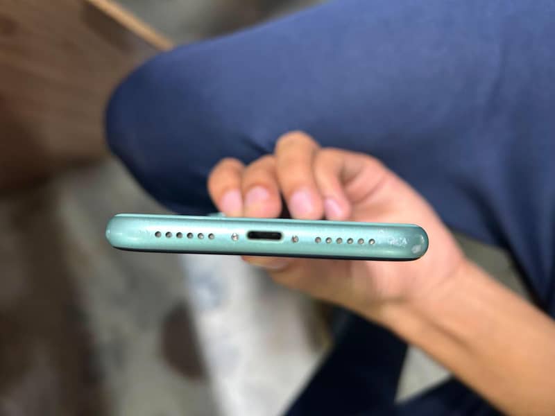 Apple iPhone 11 4