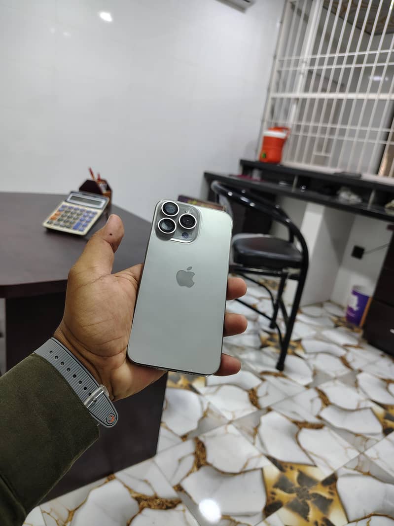 Apple iPhone 15 Pro Max 0