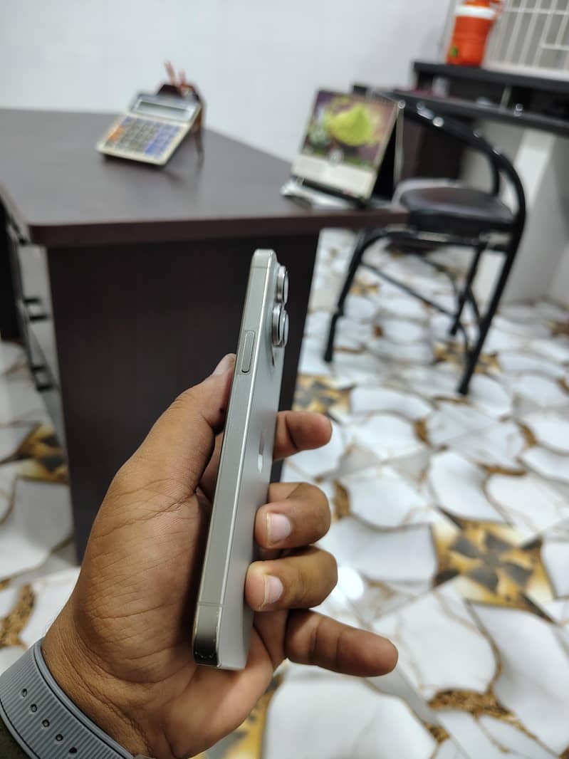 Apple iPhone 15 Pro Max 2