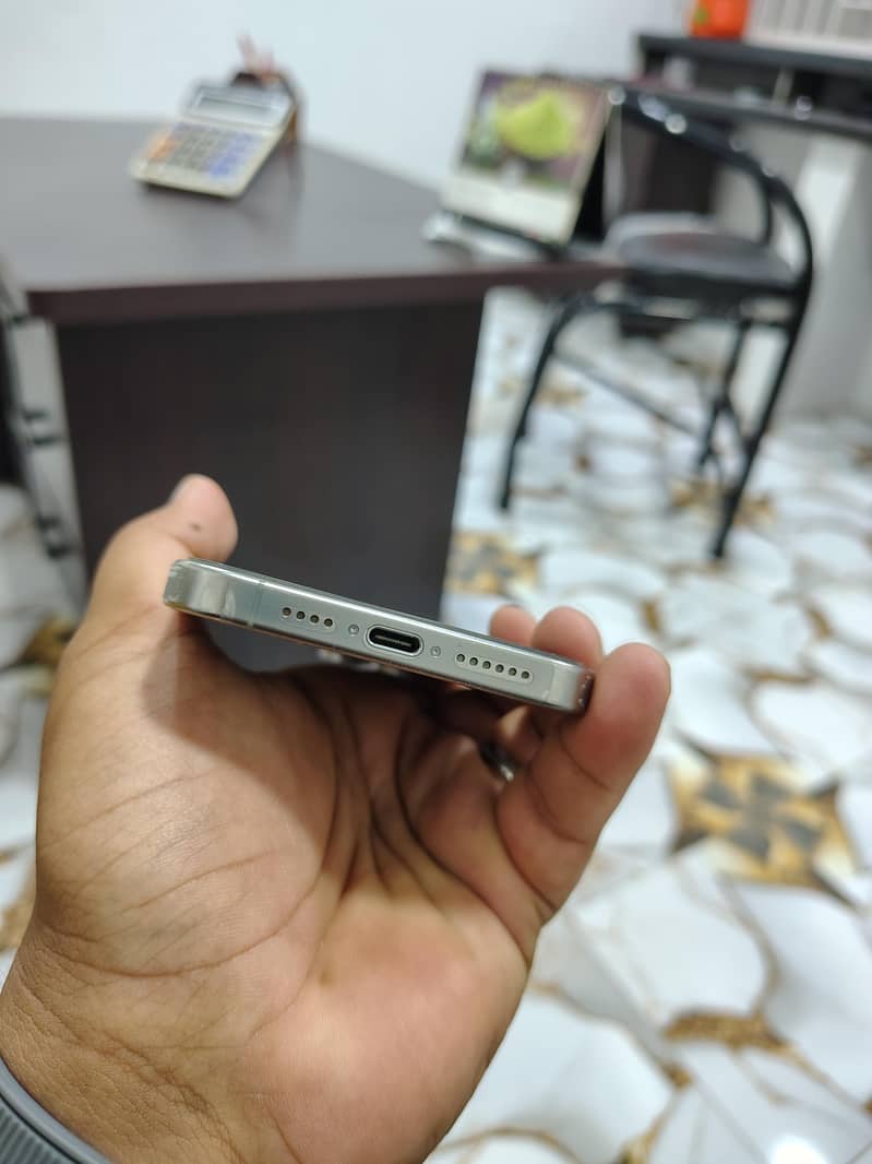 Apple iPhone 15 Pro Max 4