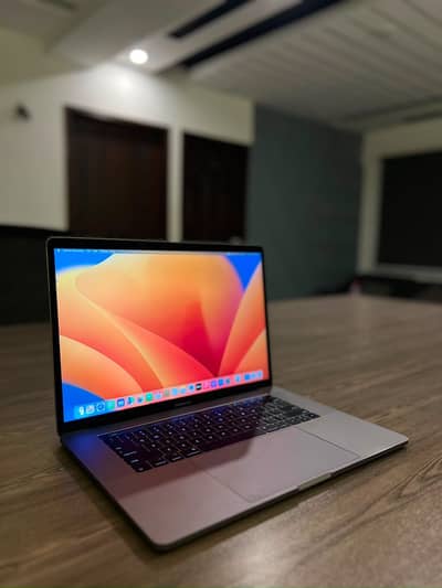 Apple MacBook Pro 15-inch (2017) – Quad Core i7 / 16GB RAM / 256GB SS