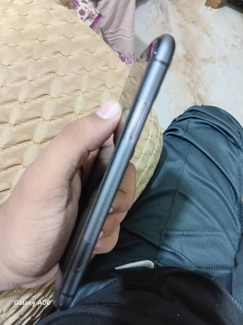 Apple iPhone 11 4