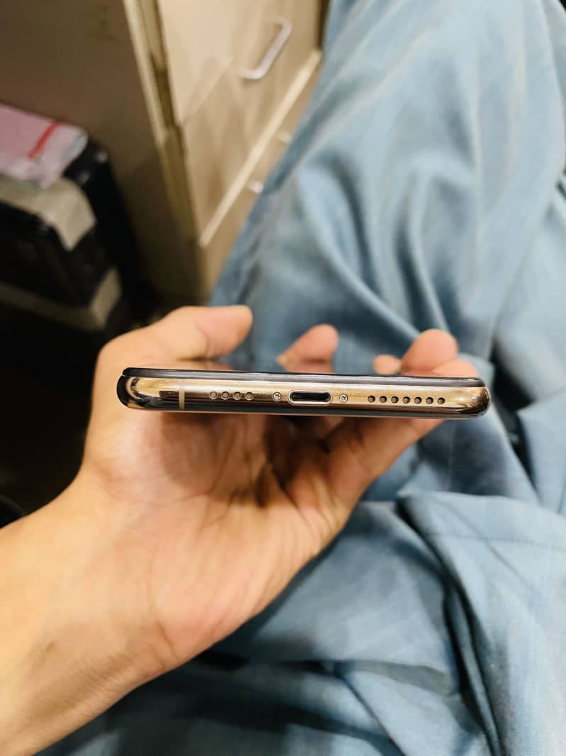 Apple iPhone XS Max 3