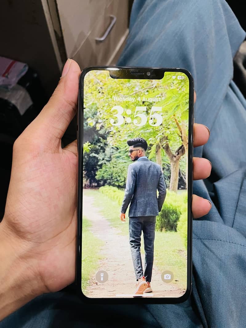 Apple iPhone XS Max 4