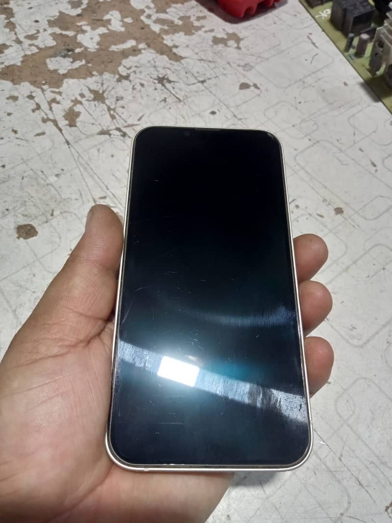 Apple iPhone 13 4