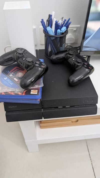 Playstation 4 with 3 controller and 5 games