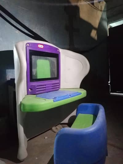 KIDS COMPUTER TABLE