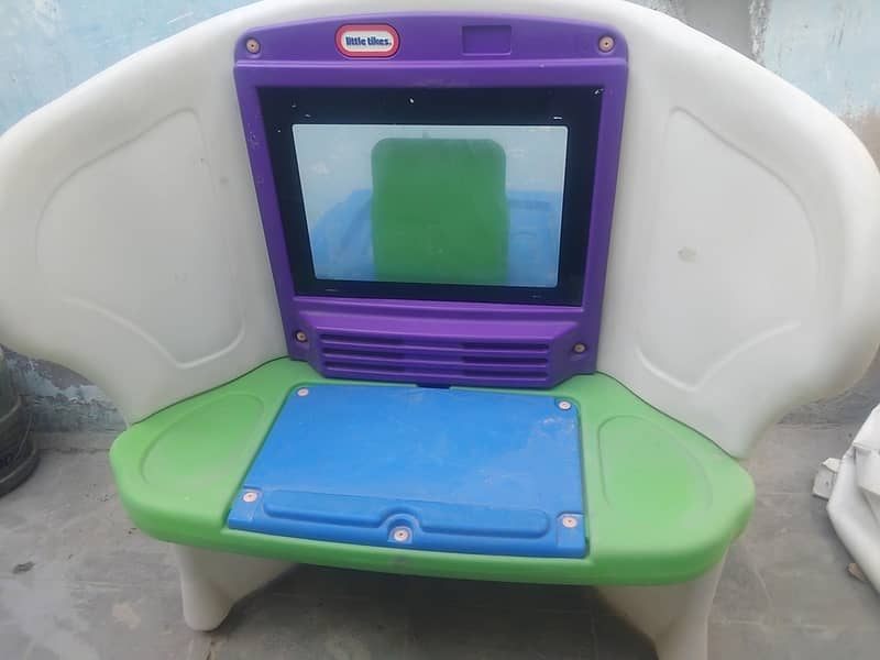 KIDS COMPUTER TABLE 1