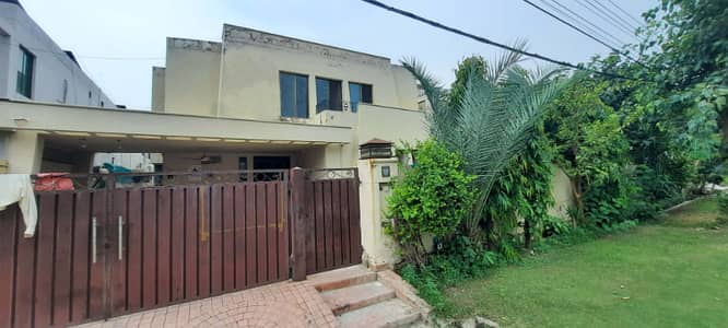 ONE KANAL OWNER BUILD HOUSE IN DHA PHASE 4 FOR SALE (PRIME LOCATION CHEAPEST HOUSE)