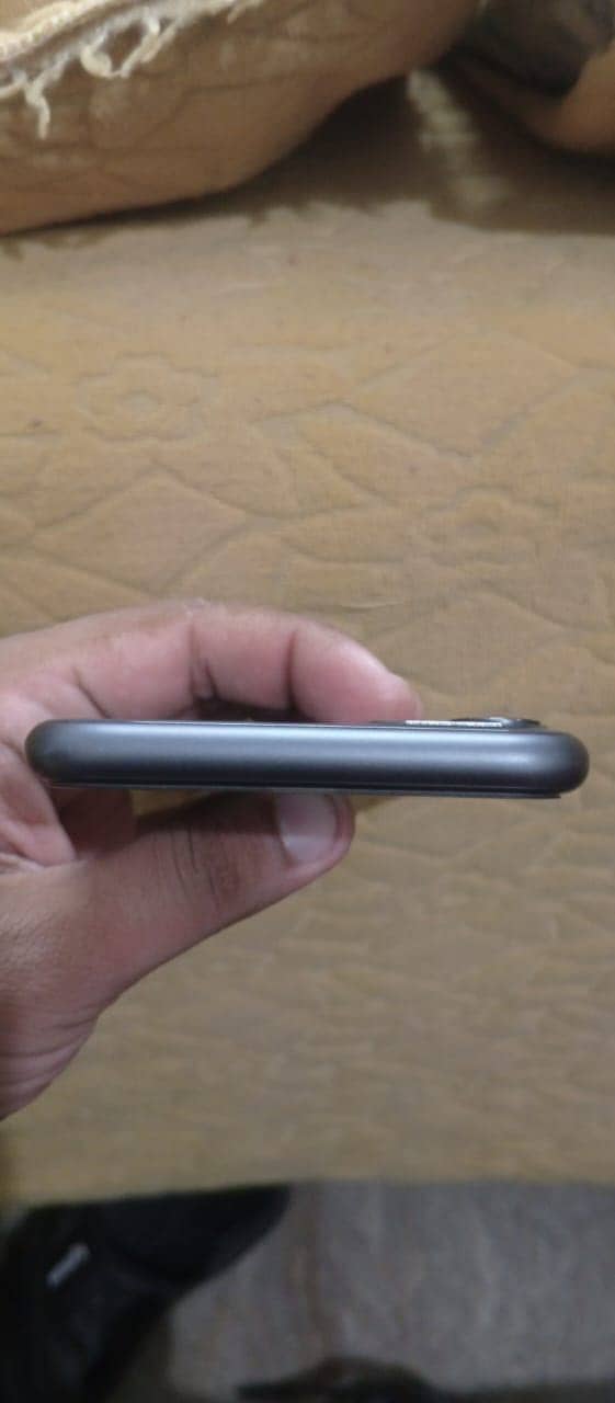 Apple iPhone 11 4