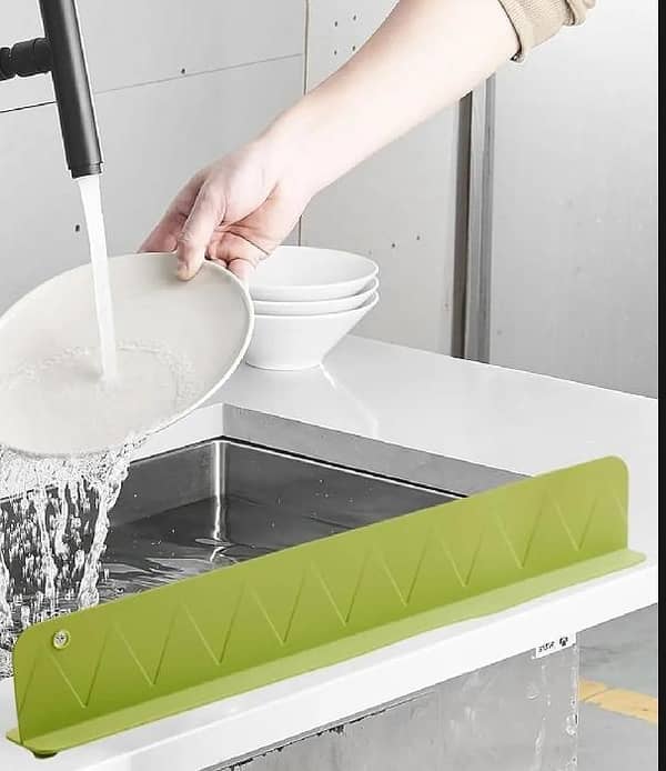 Silicone Sink Splash Guard for Kitchen and Bathroom, Anti-Spill Faucet Splash Stopper, Flexible Oil-Proof Water Baffle Plate with Strong Suction Cups