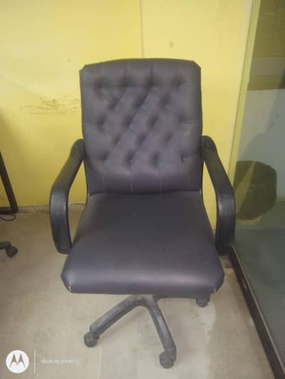 hydraulic chairs 9 chairs for sell 5000 each. call time 10 to 6