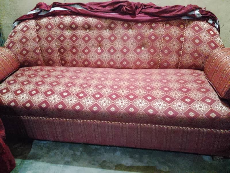 اچھی حالت کا صوفہ سیٹ ہے ان کے اوپر اس کا کور ہے 3