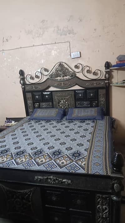 Metal bed for sale with 2 sidetable | King | with and without mattress