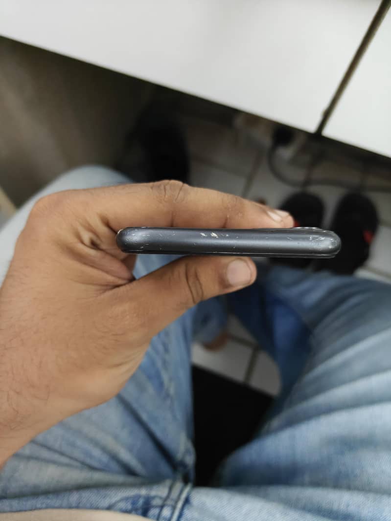 Apple iPhone 11 4